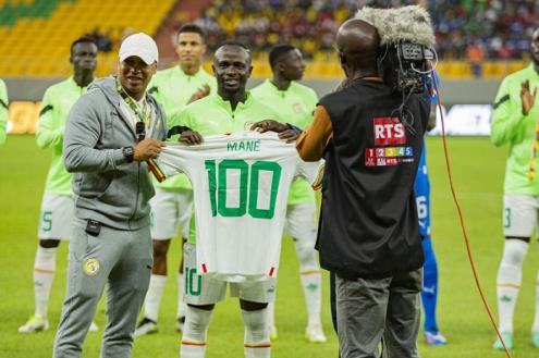 سجل وصنع في 6 دقائق.. ماني يحتفل بالمئوية مع منتخب السنغال (فيديو)